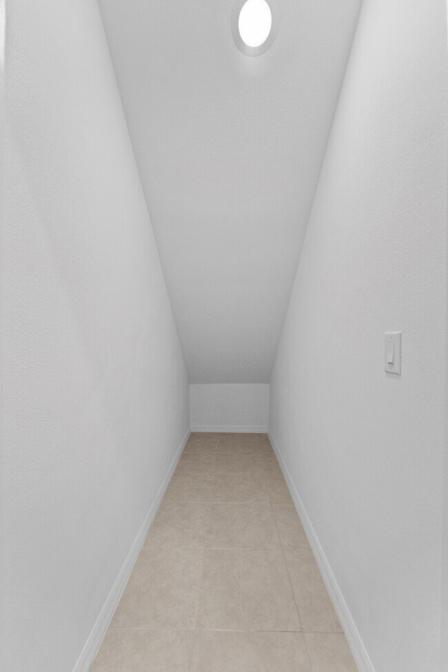 Building Photo - Absolutely stunning 3 BR /2.5 Bath / 2 Car Garage + LOFT townhome in ultra-modern and green-focus...