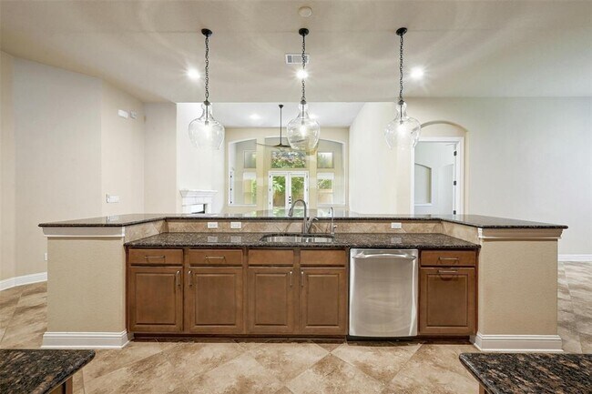 Building Photo - 211 Lake Como Dr