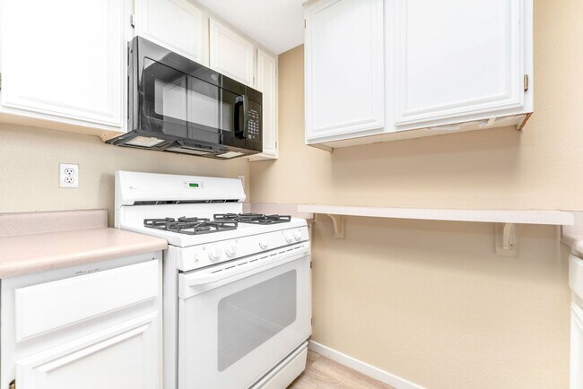 Building Photo - Southwest Las Vegas Condo with Resort-Style Community Amenities!