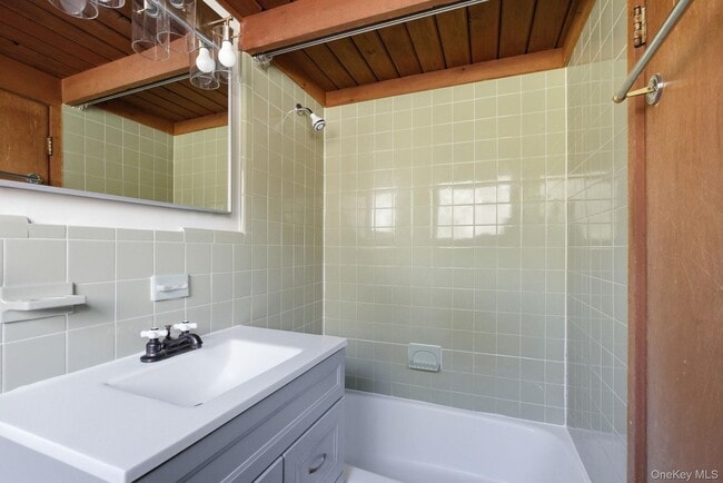 Building Photo - 304 Lake Lodge Dr