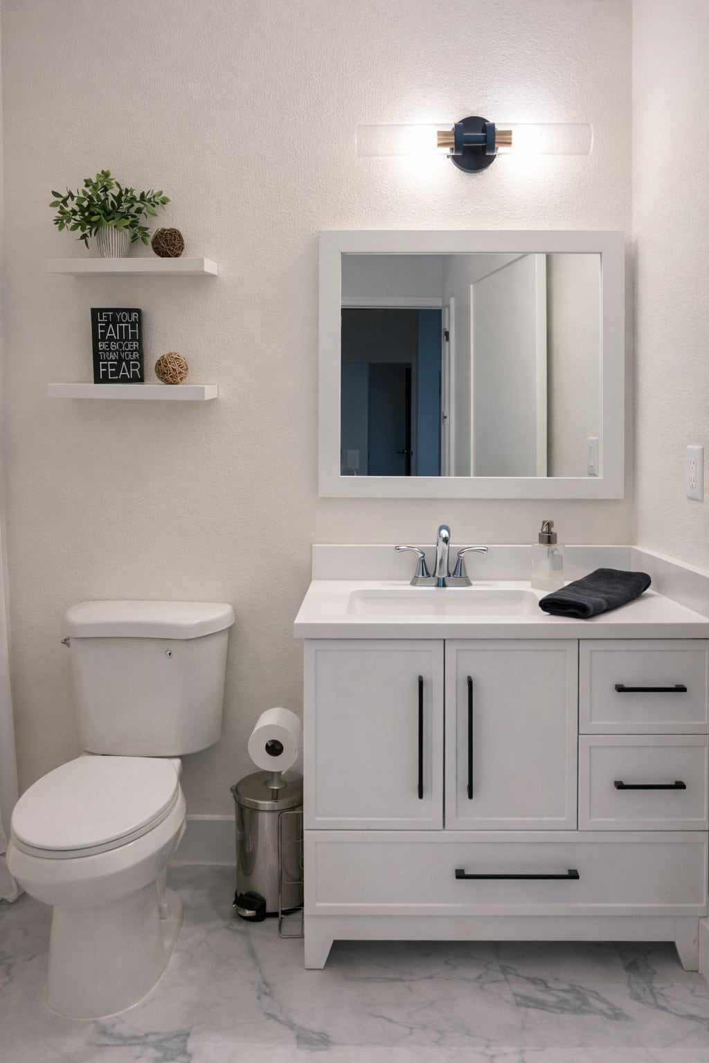 Building Photo - 801 E Knollwood St