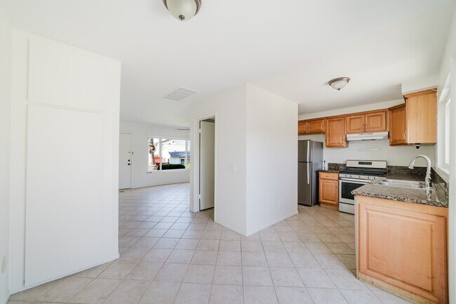 Building Photo - 4154 Baycliff Way