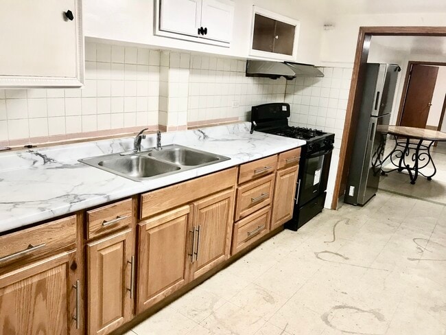 Building Photo - 1315 W 31st St