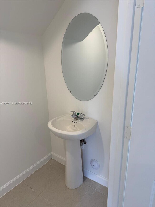 Building Photo - 2573 SE 25th Ter