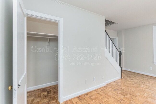 Building Photo - 1020 S Barton St