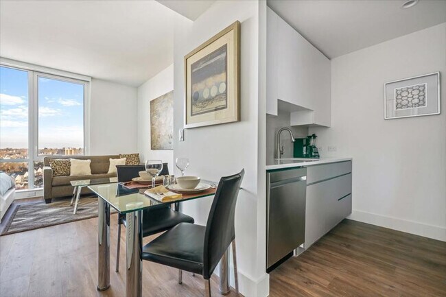 Building Photo - 57 Bank St