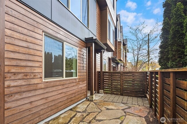 Building Photo - 3bd/2.25Ba Seattle Townhouse