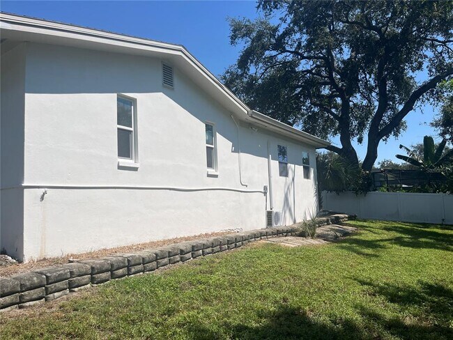 Building Photo - 2017 Rebecca Dr