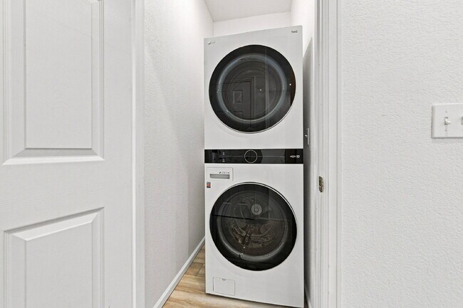 Building Photo - $2,495.95 - 3 Bed, 2.5 Bath Townhome in Aurora with Central AC and In Unit Laundry!