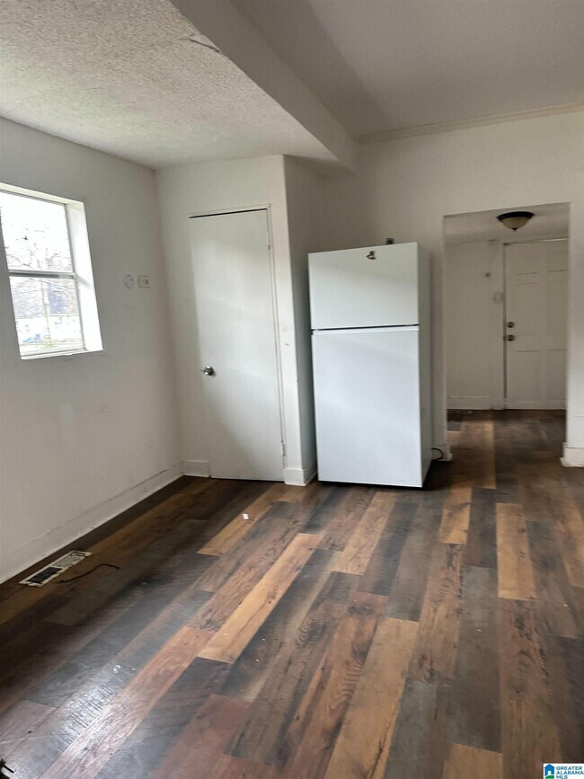 Building Photo - 1304 Avenue G