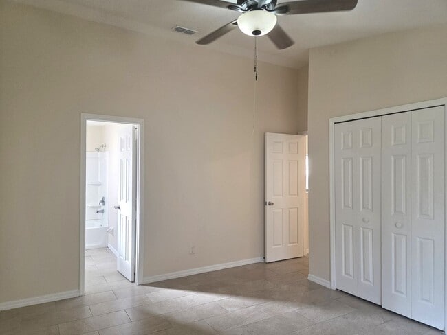 Building Photo - 3/2 on Large Lot Available Now