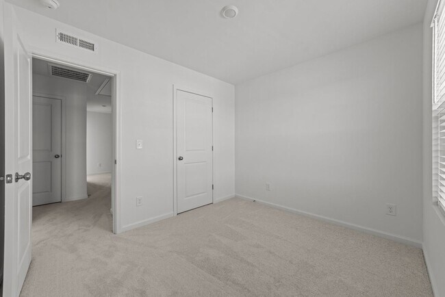 Building Photo - 825 Basswood Gln Trl