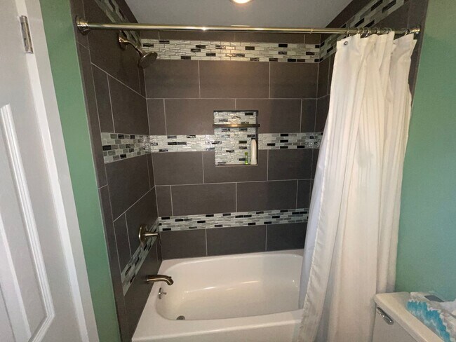 Building Photo - 3-bed, 2-bath GIANT townhouse + GARAGE, BA...