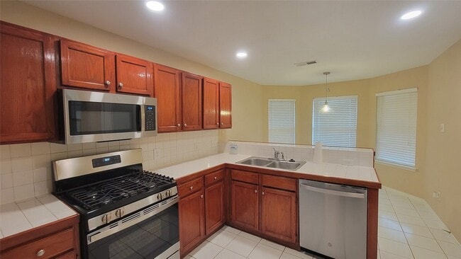 Building Photo - 3335 Lakeland Gardens Dr