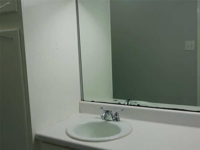 Building Photo - 414 1st St