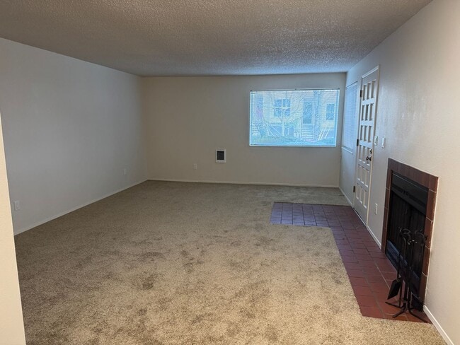 Building Photo - Spacious ground level 1br/1ba Apt with attached garage and washer/dryer in unit