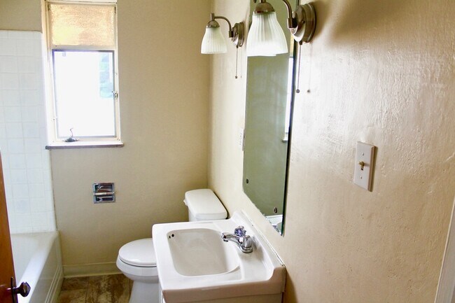 Building Photo - 604 Wilkins St