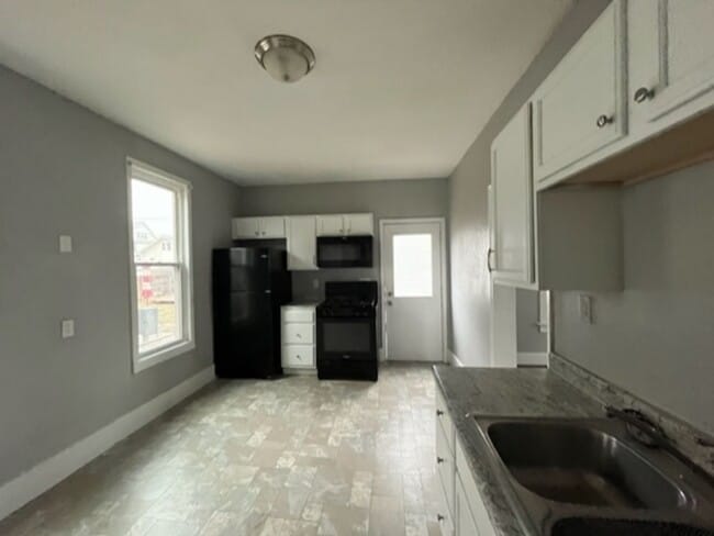 Building Photo - Nice 2 Bedroom 1 Bath House with Garage in...