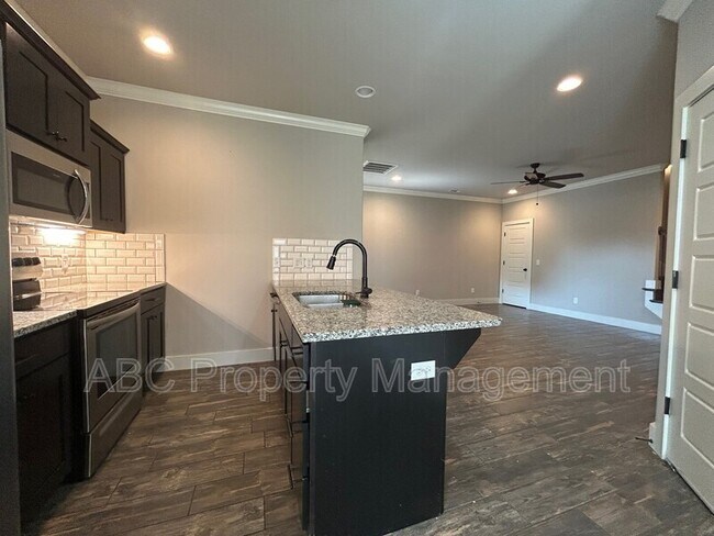 Building Photo - 3100 SW Warberry Ave