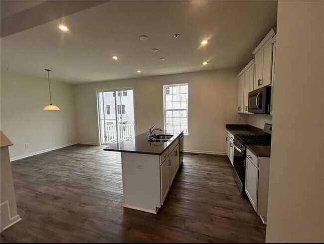 Building Photo - Harmony