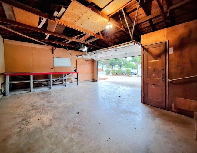 Building Photo - Charming Single Story 3bd House with Large...