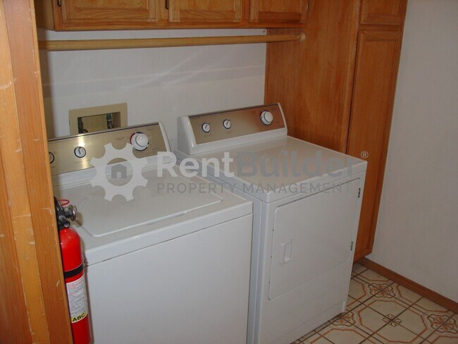 Building Photo - ***WINTER SPECIAL - LOWER RENT FOR 18 MONTH LEASE***