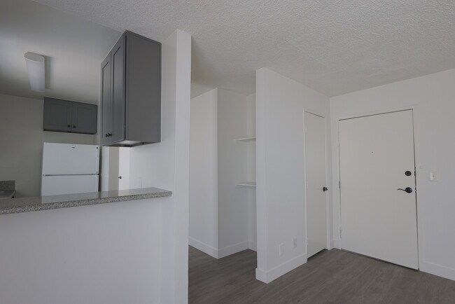 Building Photo - 943 Elden Ave