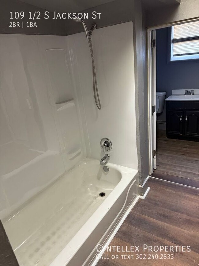 Building Photo - 109 1/2 S Jackson St-