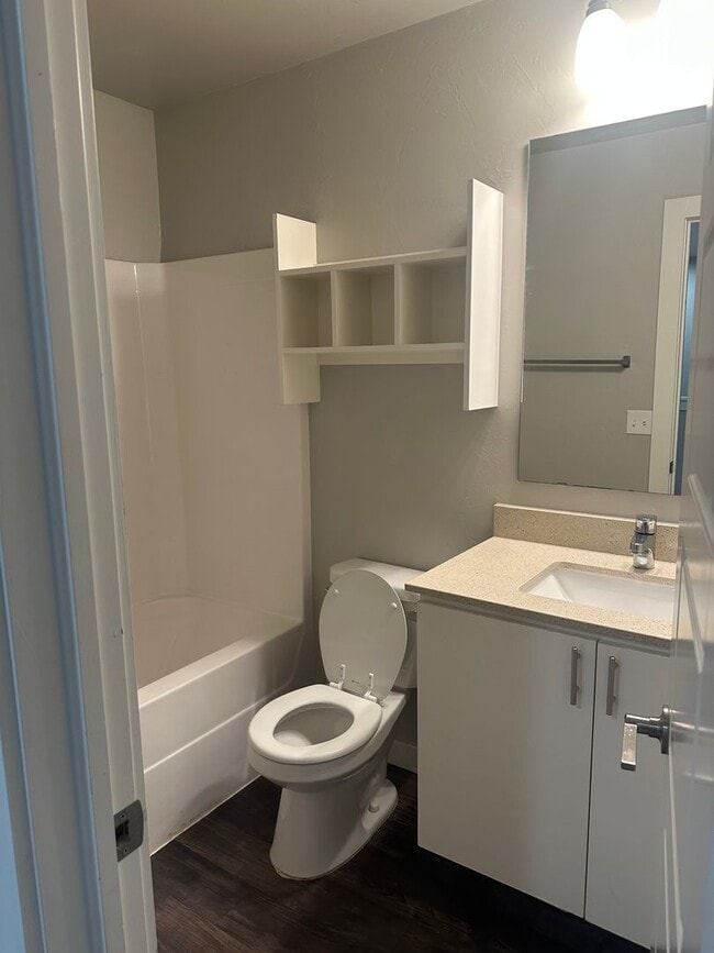 Building Photo - 3 Bedroom Townhome with ALL APPLIANCES at a great price!!