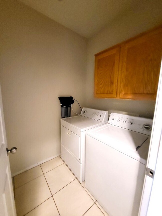 Building Photo - 4 Bedroom House, Private Pool,  Large Pets Welcome