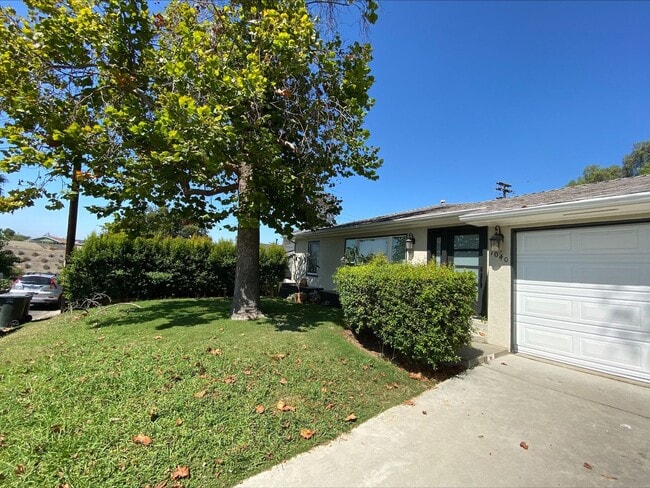 Building Photo - Fireplace! 1 Car Garage! Double Stainless Steel Oven! HUGE Enclosed Yard! Remodeled!