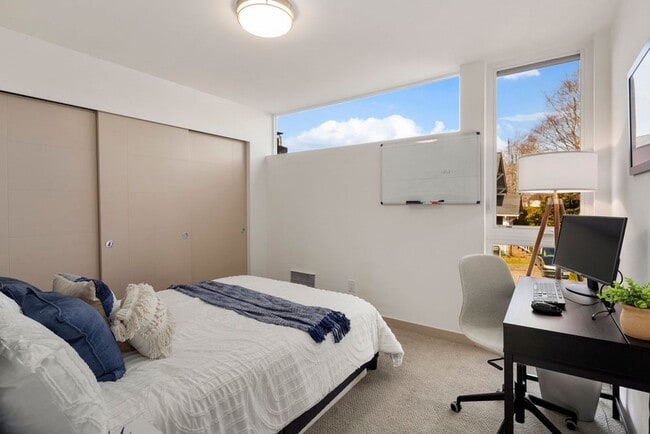 Building Photo - 1 Month Free Rent Promotion! Modern Beacon...