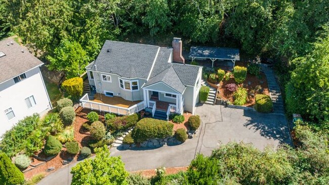 Building Photo - Charming Beach Drive Craftsman w/ AC and V...