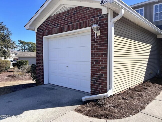 Building Photo - 3 Bedroom & 2.5 Bathroom Townhouse