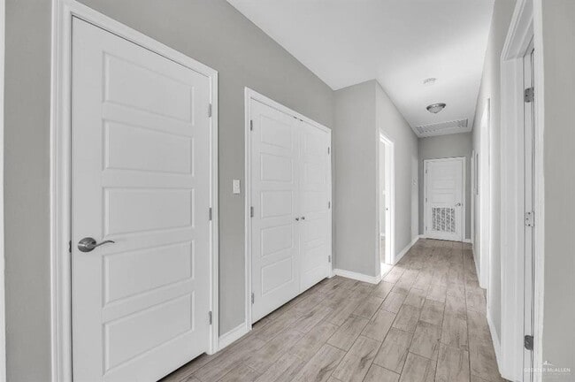 Building Photo - 2713 W Primrose Ave