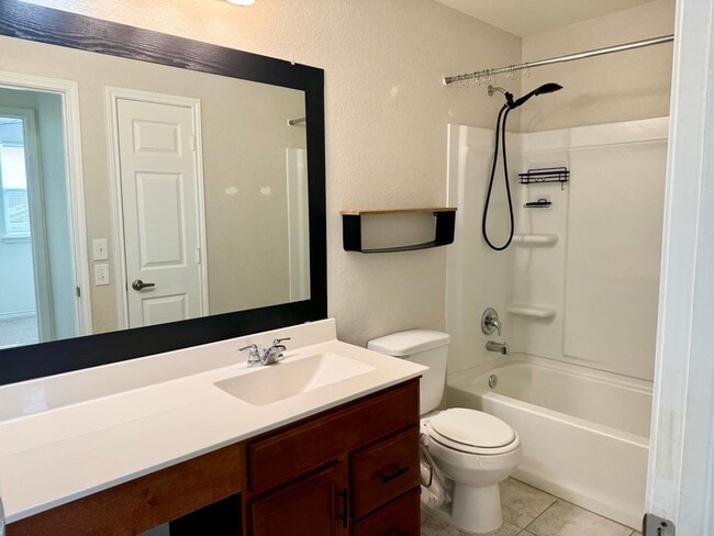 Building Photo - Loma Mesa 3 bedroom, 2.5 bath home ready for move-in!