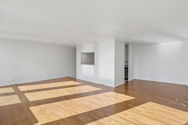 Building Photo - 111 E Chestnut St