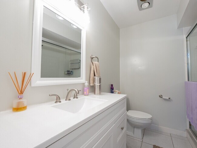 Building Photo - "Discover Serenity: Spacious 2-Bed, 2-Bath Condo in Vibrant Sarasota!"