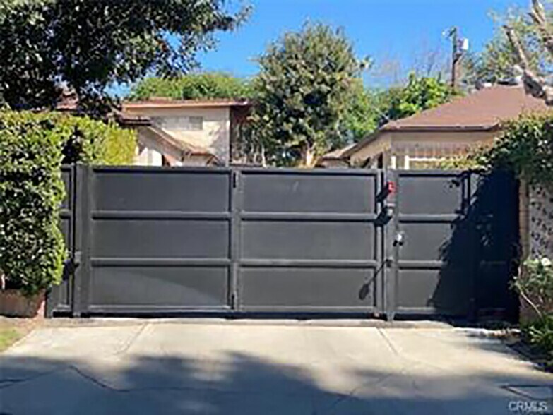 Gated security entrance/street parking - 4266 Troost Ave