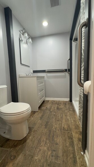 Full Bathroom A - 2310 W 21st St