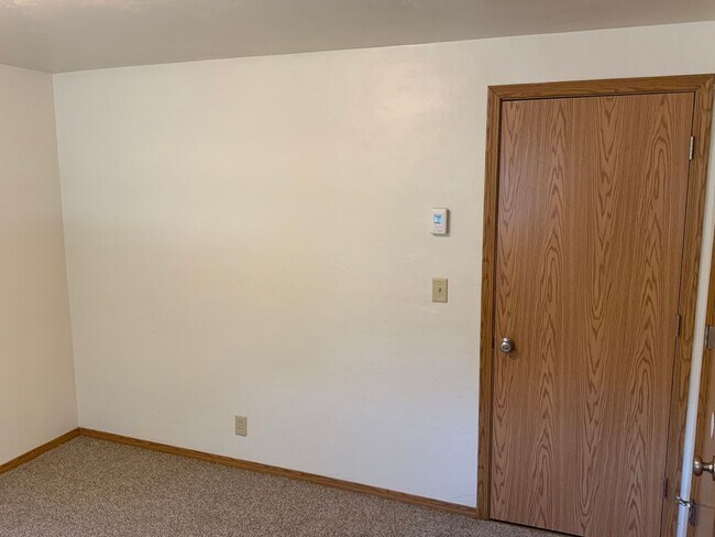 Building Photo - 2 bedroom in River Road Area