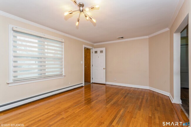 Building Photo - 680 Queen St