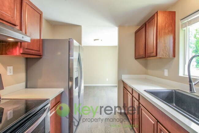 Building Photo - Spacious 4 Bedroom with Open Floor Plan and AC