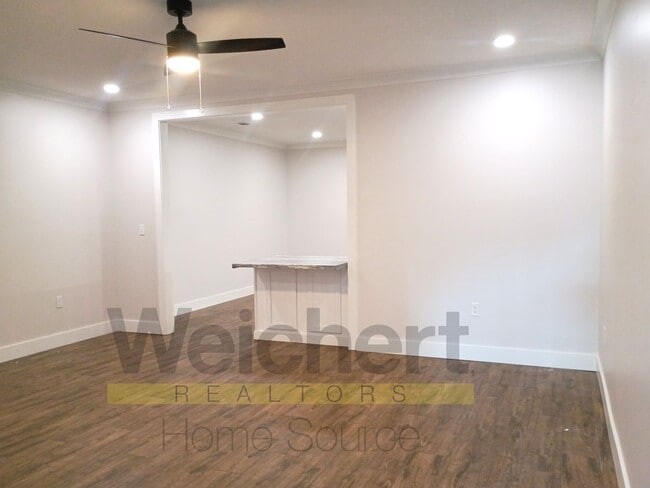 Building Photo - Stylish Downtown 1-Bedroom with Modern Updates