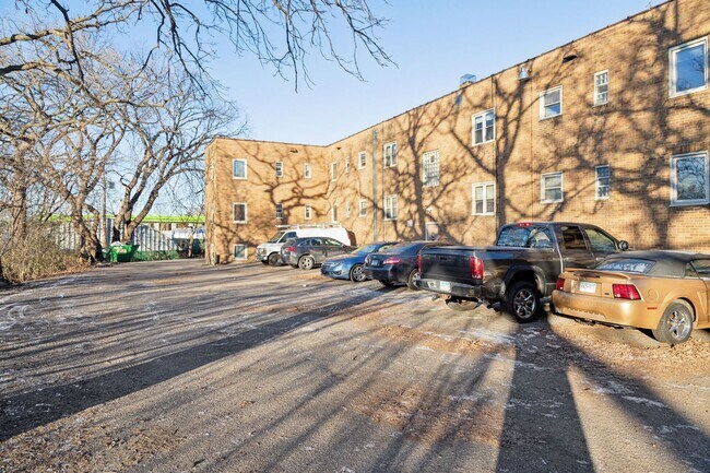 Building Photo - Spacious, Updated 1BR on Beautiful Iris Park!