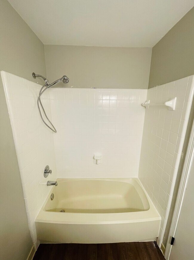 Building Photo - Spacious Duplex just north of I10 and Monroe