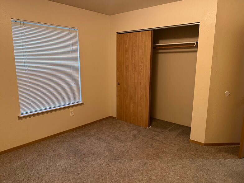 second bedroom and closet - 5541 Glenridge Way