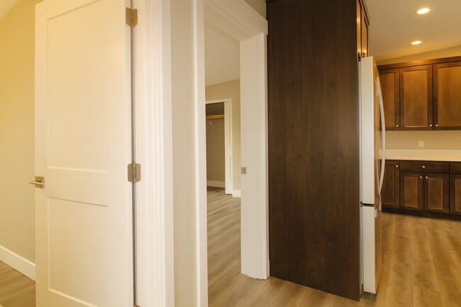 Building Photo - Your Bend Retreat: Spacious End Unit Townhouse with Pilot Butte Views