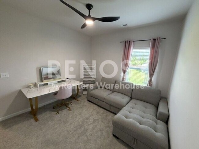Building Photo - The fully furnished 3 Bedroom 3 bath home is just what you need!