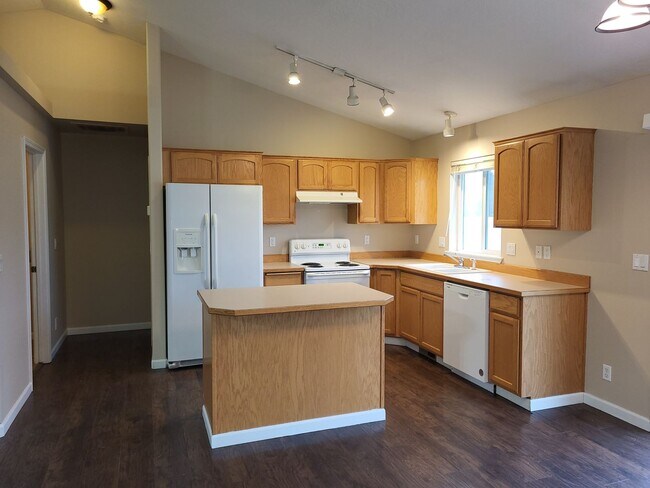 Building Photo - Beautiful 3 bedroom 2 bath Post Falls Home